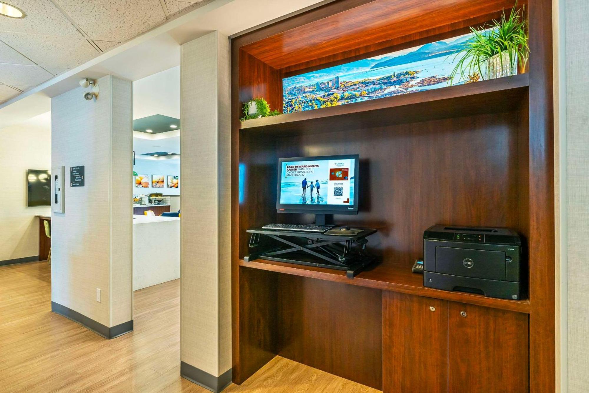 Comfort Suites Kelowna Exterior foto